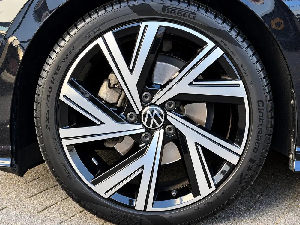 Volkswagen Golf 1.5 eTSI R-Line uit 2020, foto 2