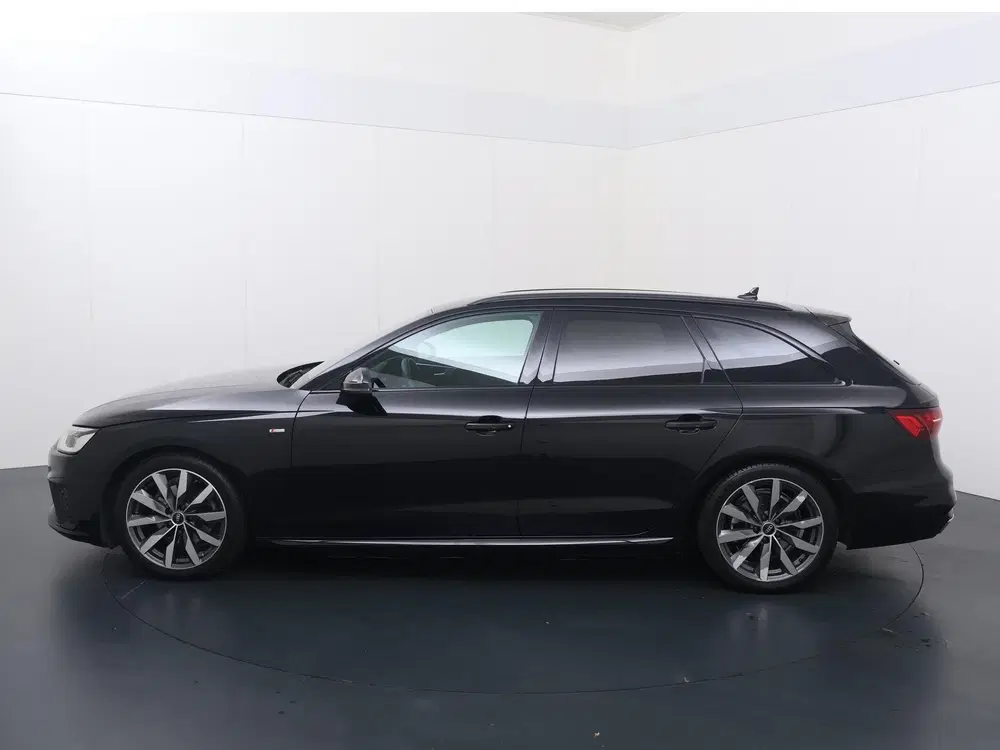 Audi A4 35 TFSI S edition Competition uit 2022, foto 2