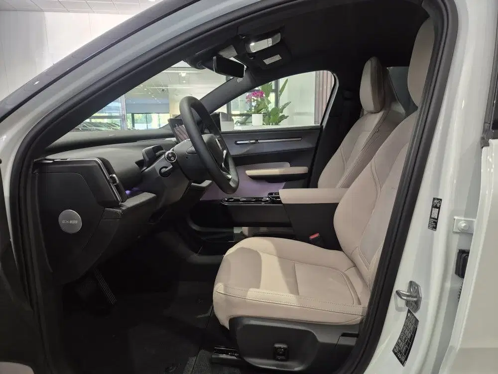 Volvo EX30 P5 LR PL Euro 69 kWh uit 2026, foto 5