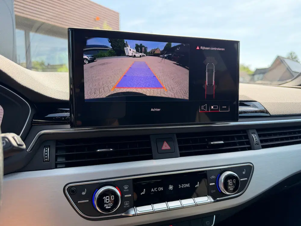 Audi A4 35 TFSI S edition competition uit 2024, foto 15