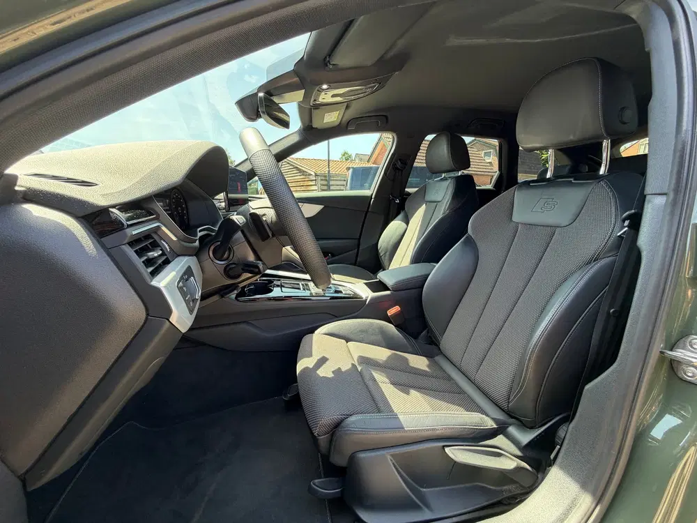 Audi A4 35 TFSI S edition competition uit 2024, foto 2