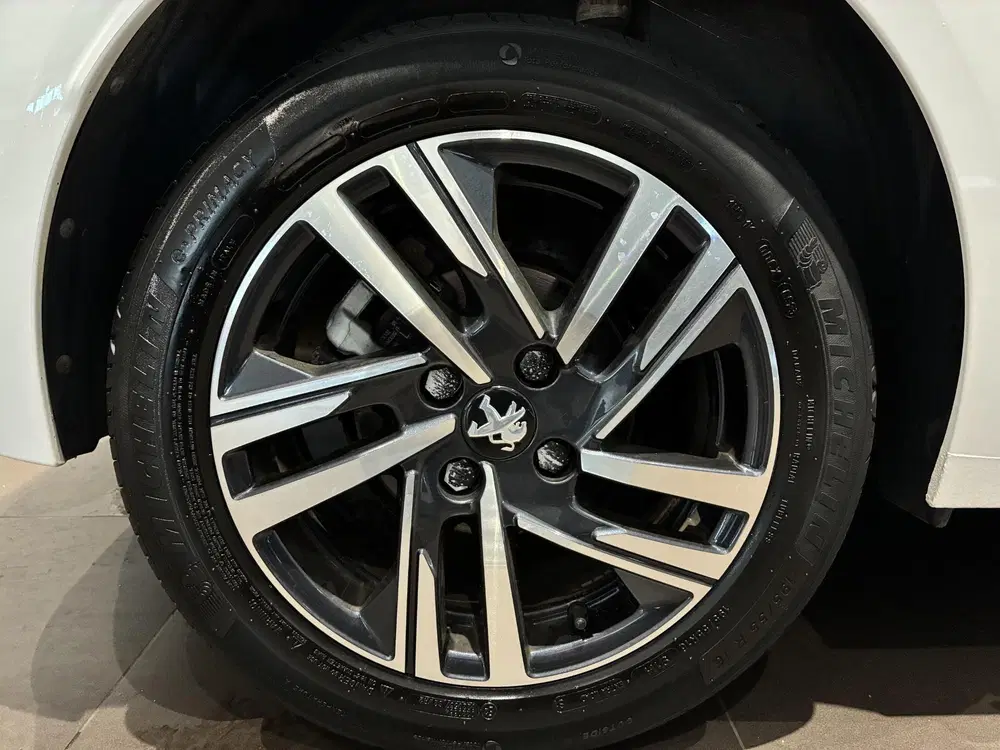 Peugeot 208 1.2 PureTech Allure Pack uit 2023, foto 3