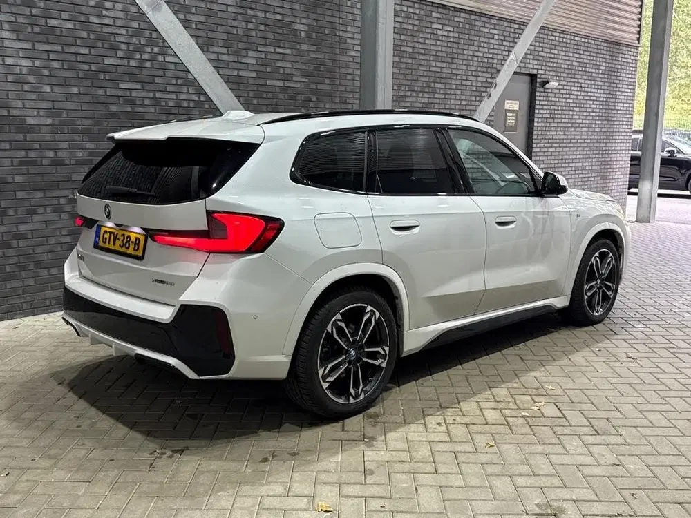 BMW iX1 xDrive30 67 kWh uit 2023, foto 2