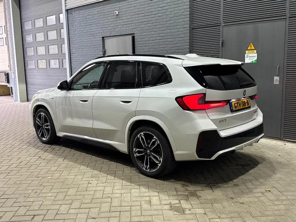 BMW iX1 xDrive30 67 kWh uit 2023, foto 3