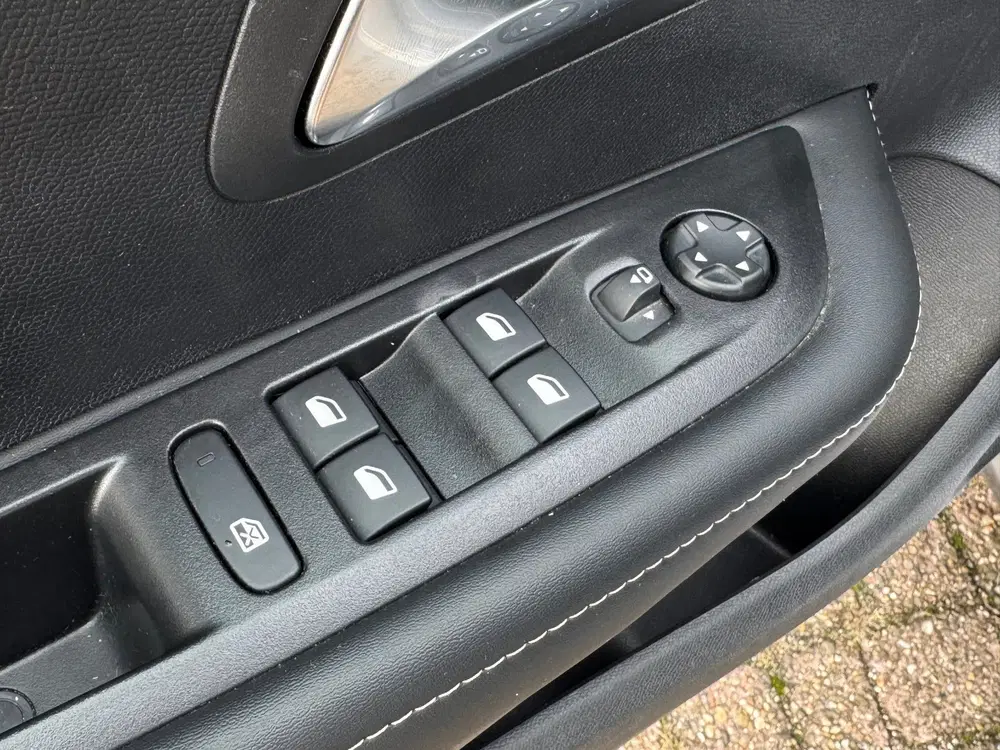 Peugeot 208 1.2 Hybrid 110 e-DCS6 Allure uit 2025, foto 11
