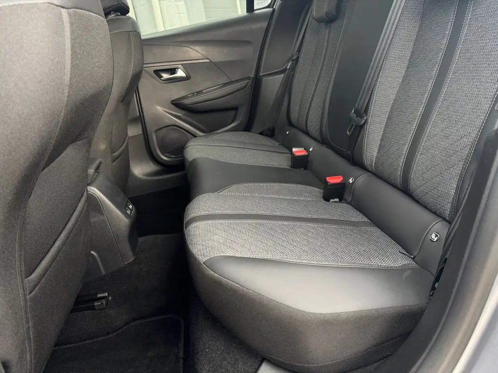 Peugeot 208 1.2 Hybrid 110 e-DCS6 Allure uit 2025, foto 12
