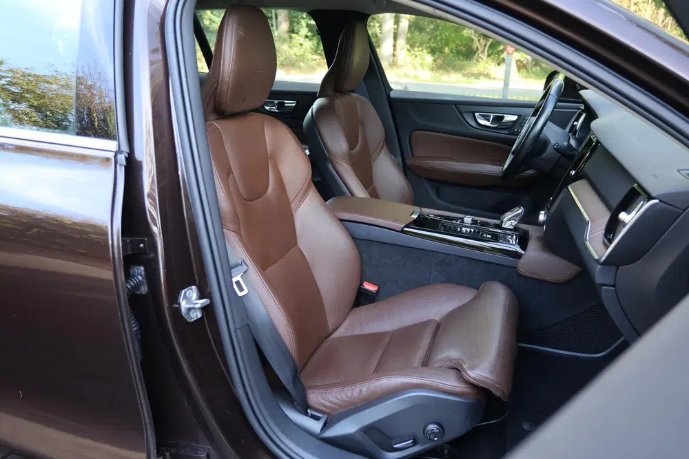 Volvo V60 2.0 T8 Twin Engine AWD Inscription Leder uit 2019, foto 13