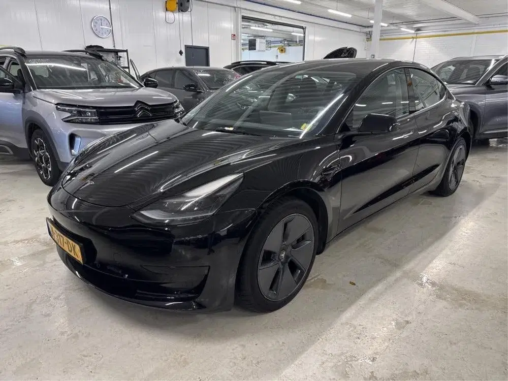 Tesla Model 3 uit 2021, foto 2
