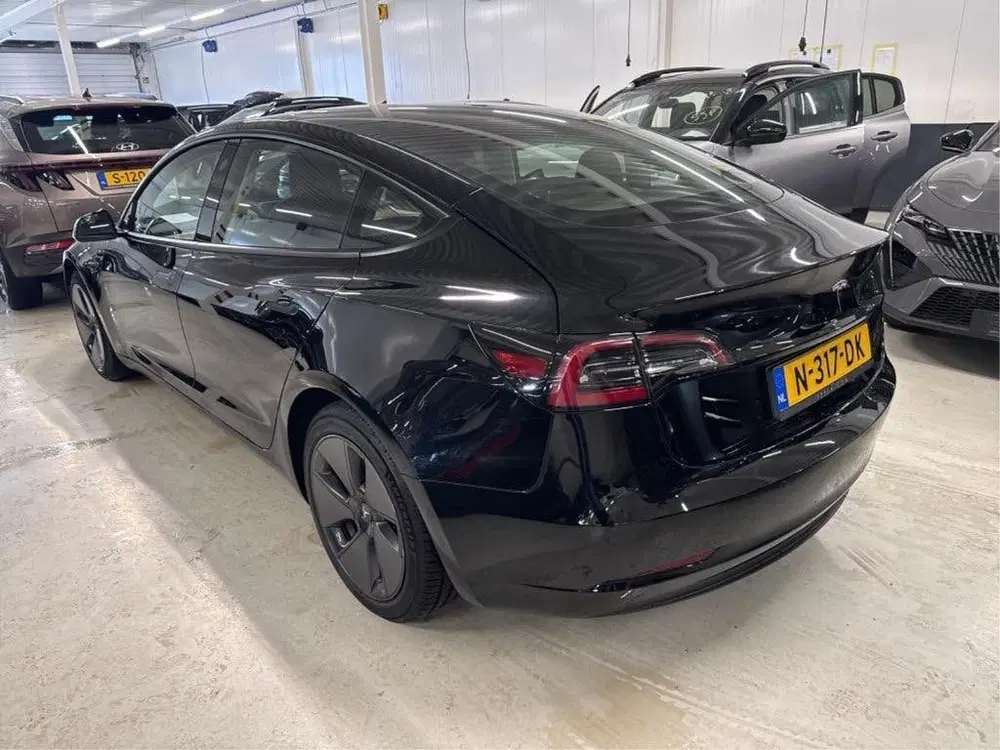 Tesla Model 3 uit 2021, foto 3