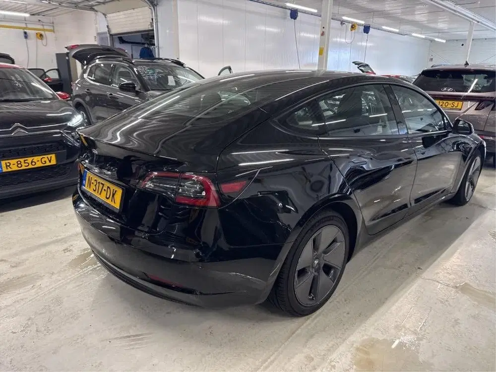 Tesla Model 3 uit 2021, foto 4