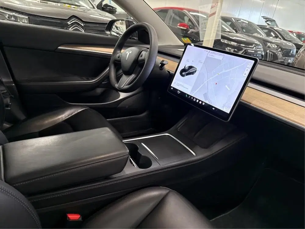 Tesla Model 3 uit 2021, foto 6