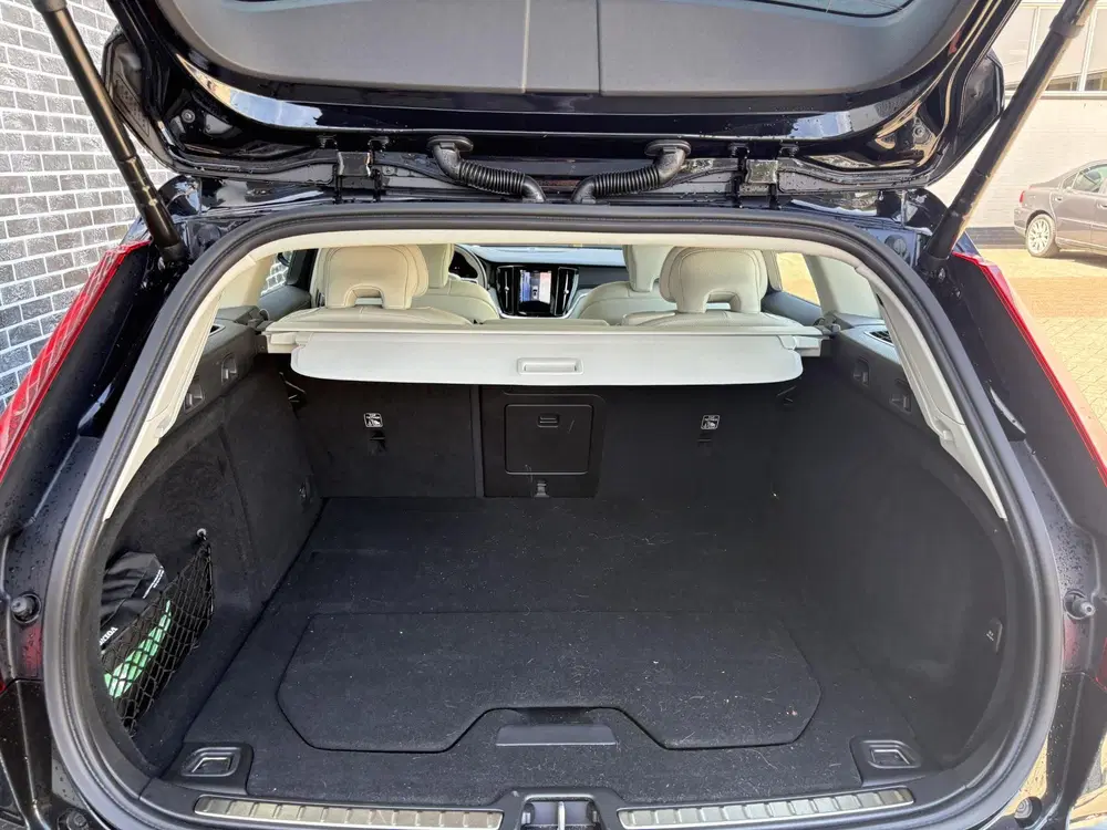 Volvo V60 2.0 T6 Plug-in Hybrid AWD Ultimate Dark uit 2022, foto 10