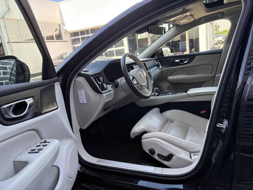 Volvo V60 2.0 T6 Plug-in Hybrid AWD Ultimate Dark uit 2022, foto 2