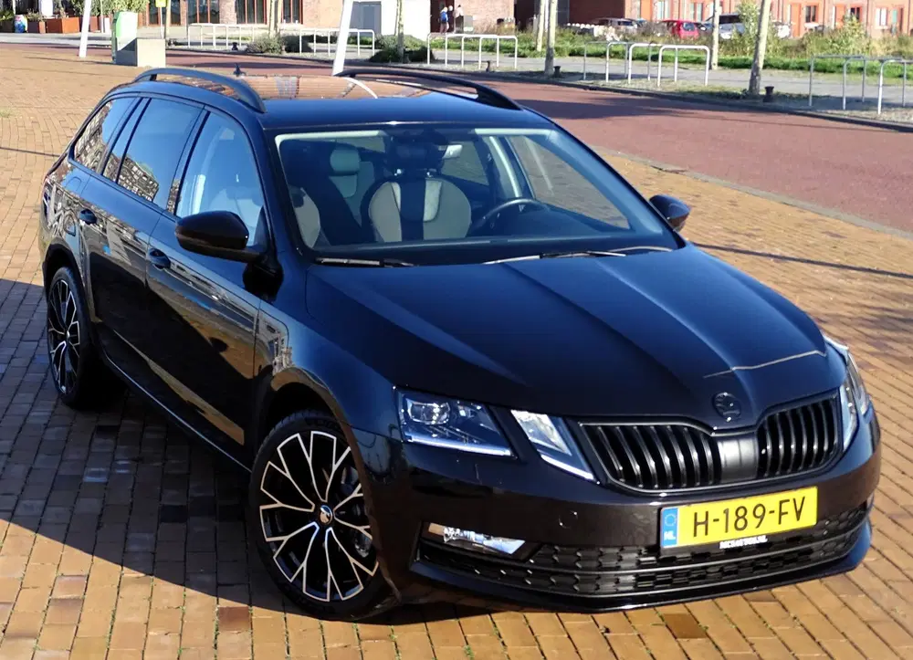 Skoda Octavia 1.5 TSI 150pk DSG Carplay 18 inch Led uit 2020, foto 2