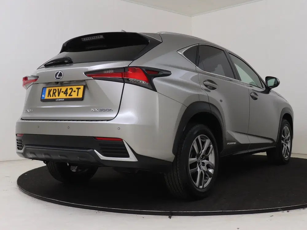 Lexus NX 300h AWD Luxury Line uit 2020, foto 2