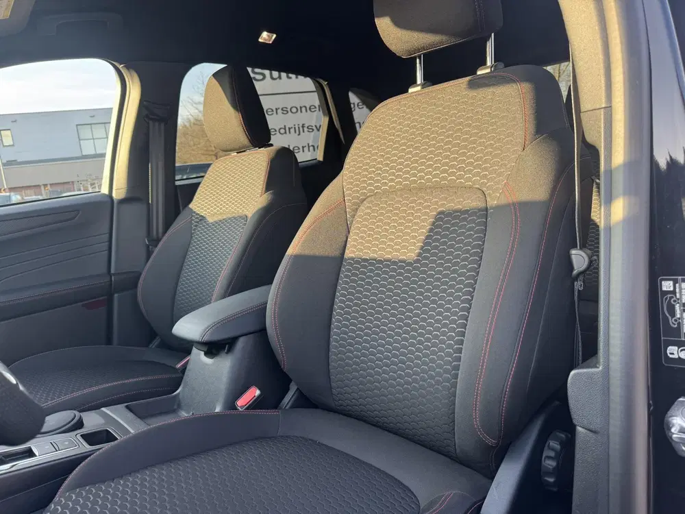 Ford Kuga 2.5 FHEV ST-Line uit 2025, foto 8