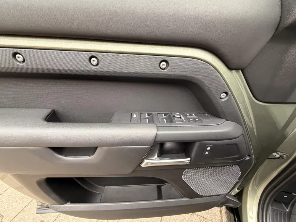 Land Rover Defender 2.0 P400e 110 S uit 2021, foto 14