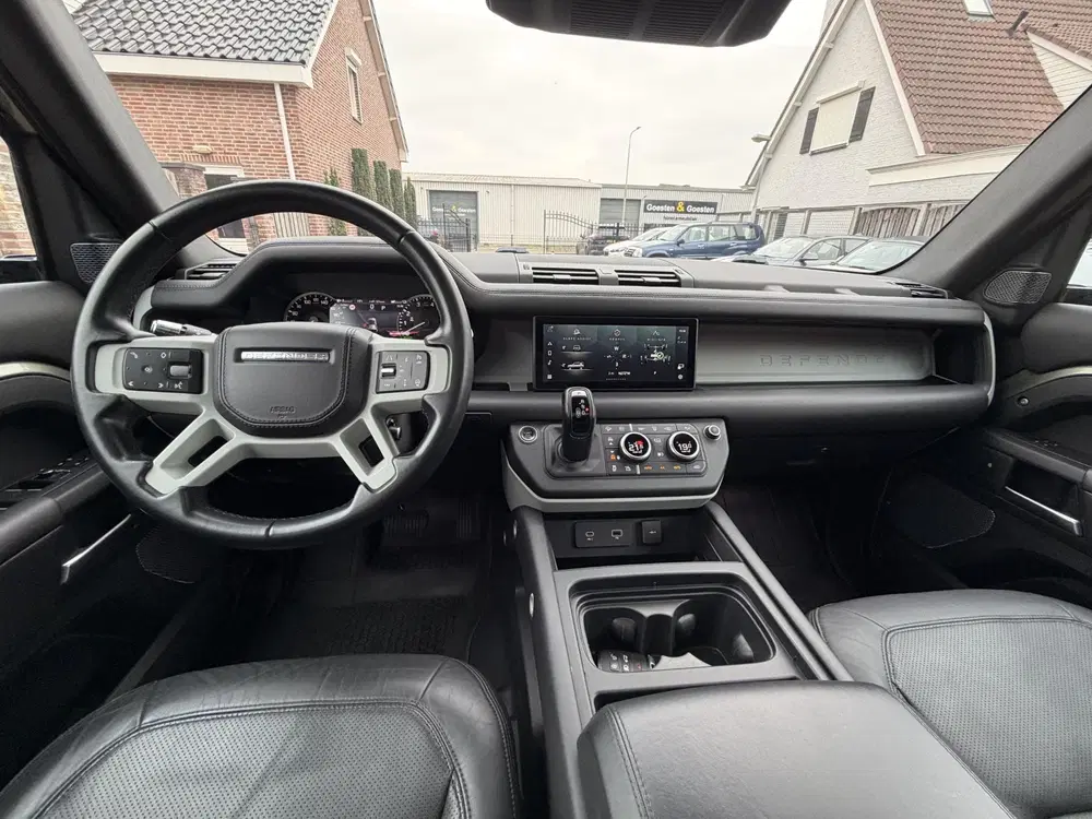 Land Rover Defender 2.0 P400e 110 S uit 2021, foto 2
