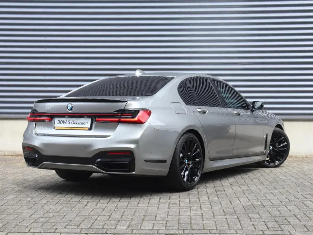 BMW 7-serie Sedan 745e uit 2019, foto 2