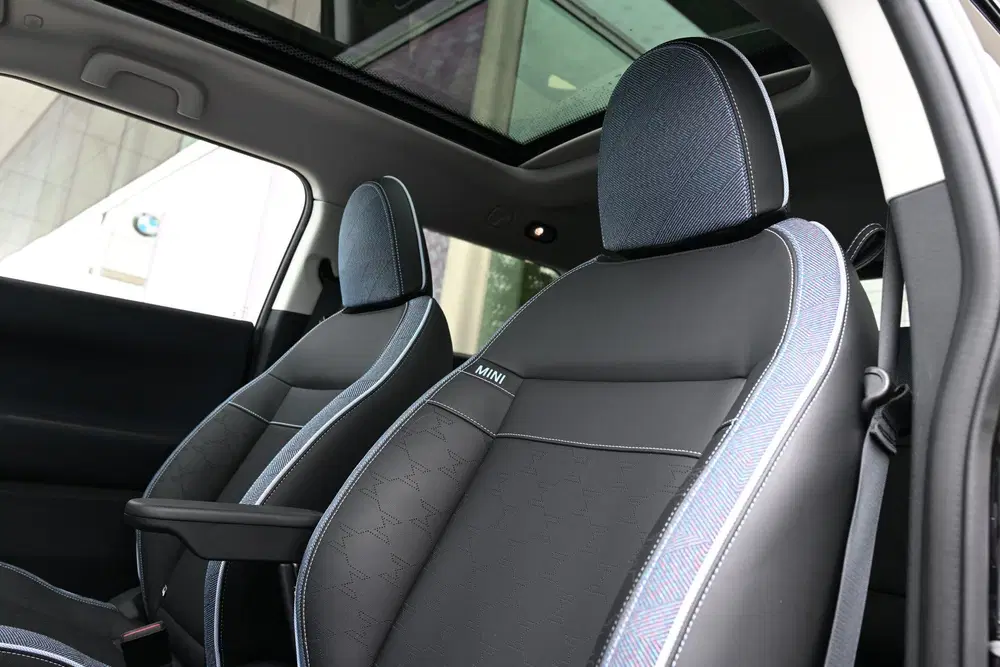 Mini Hatchback Cooper E uit 2024, foto 2
