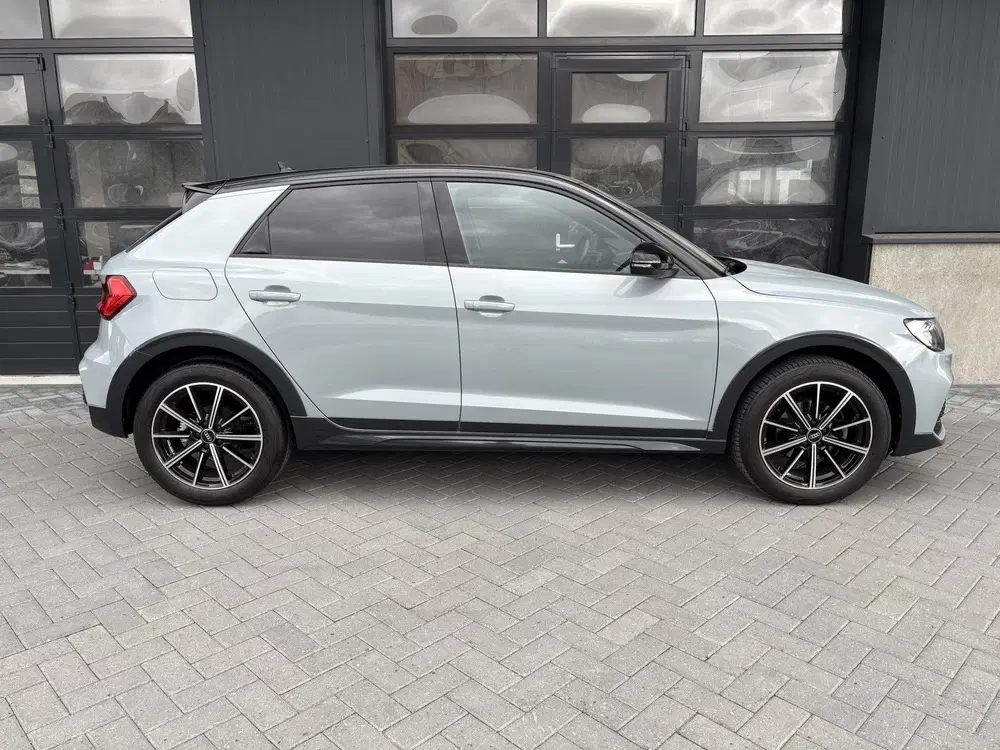 Audi A1 30 TFSI S-line Black Ed. Pijl grijs uit 2023, foto 2