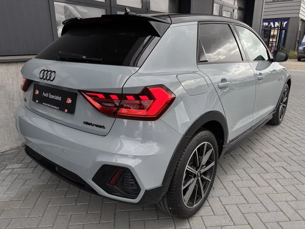 Audi A1 30 TFSI S-line Black Ed. Pijl grijs uit 2023, foto 3