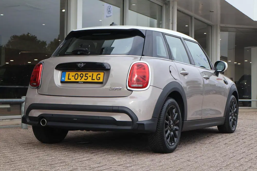 Mini Cooper 1.5 136pk AUT Cooper Business Edition uit 2021, foto 2
