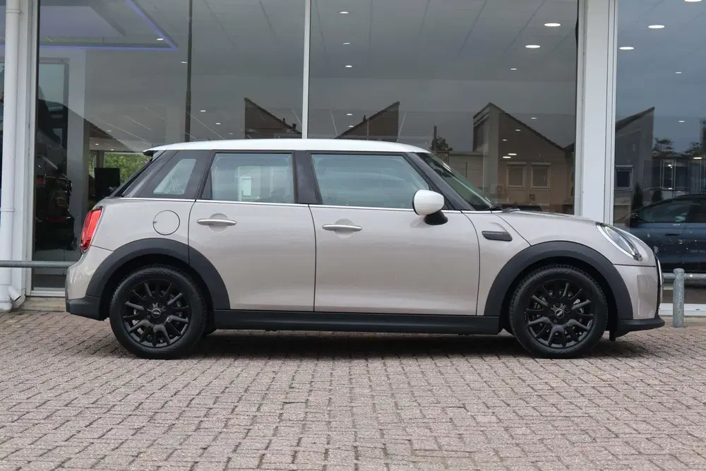 Mini Cooper 1.5 136pk AUT Cooper Business Edition uit 2021, foto 3