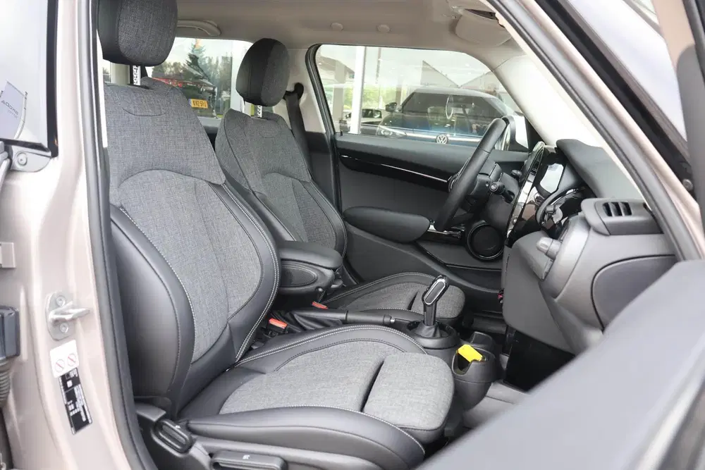 Mini Cooper 1.5 136pk AUT Cooper Business Edition uit 2021, foto 4