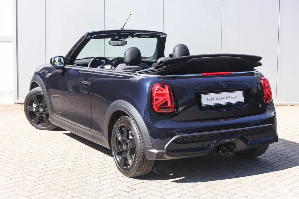 Mini Cabrio Cooper S Classic Automaat uit 2023, foto 2
