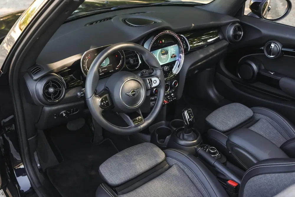 Mini Cabrio Cooper S Classic Automaat uit 2023, foto 3