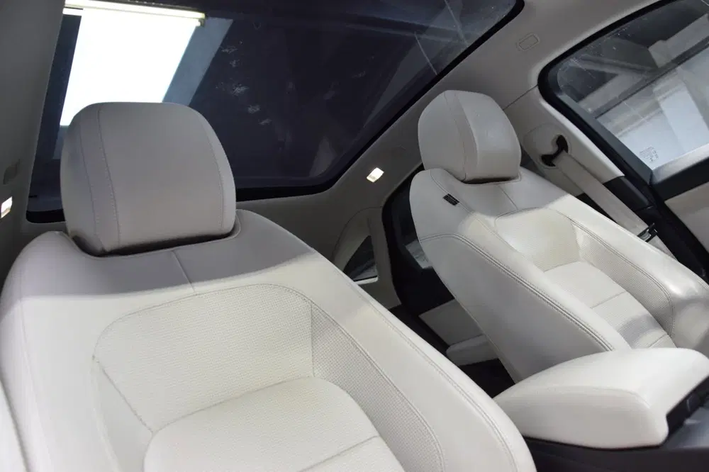 Jaguar E-Pace 2.0 D240 AWD R-Dynamic HSE Panoramadak uit 2019, foto 12