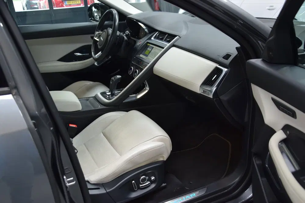 Jaguar E-Pace 2.0 D240 AWD R-Dynamic HSE Panoramadak uit 2019, foto 14
