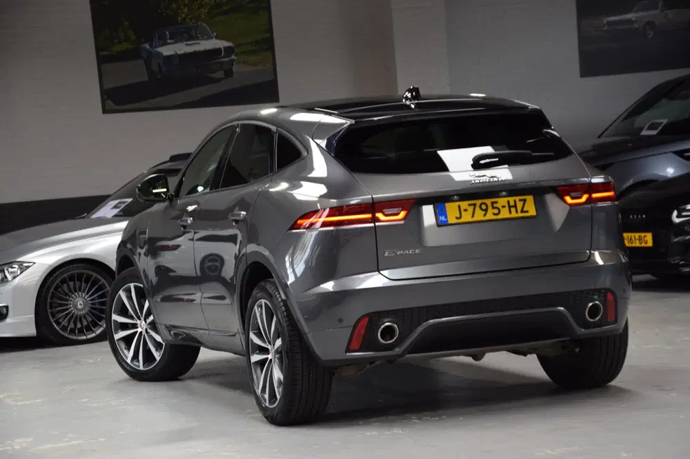 Jaguar E-Pace 2.0 D240 AWD R-Dynamic HSE Panoramadak uit 2019, foto 2