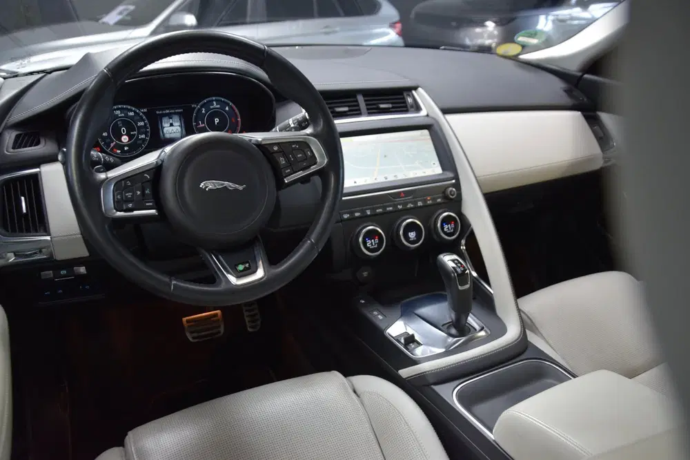Jaguar E-Pace 2.0 D240 AWD R-Dynamic HSE Panoramadak uit 2019, foto 3