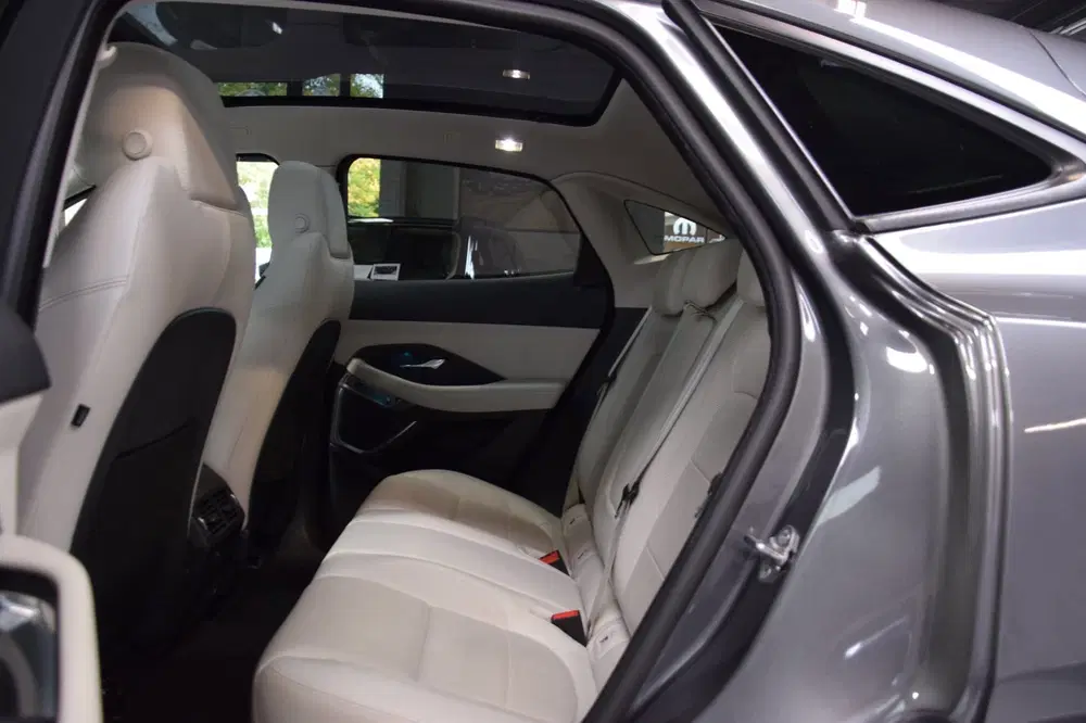 Jaguar E-Pace 2.0 D240 AWD R-Dynamic HSE Panoramadak uit 2019, foto 9