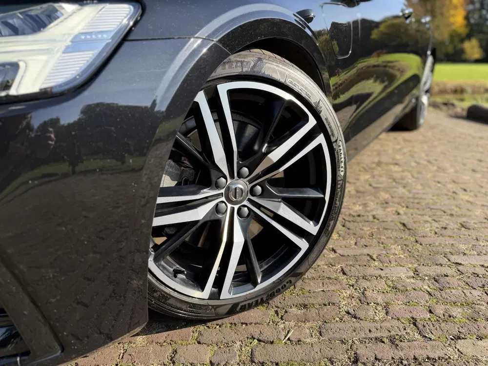 Volvo S60 2.0 T8 AWD Twin Engine R-Design uit 2020, foto 2