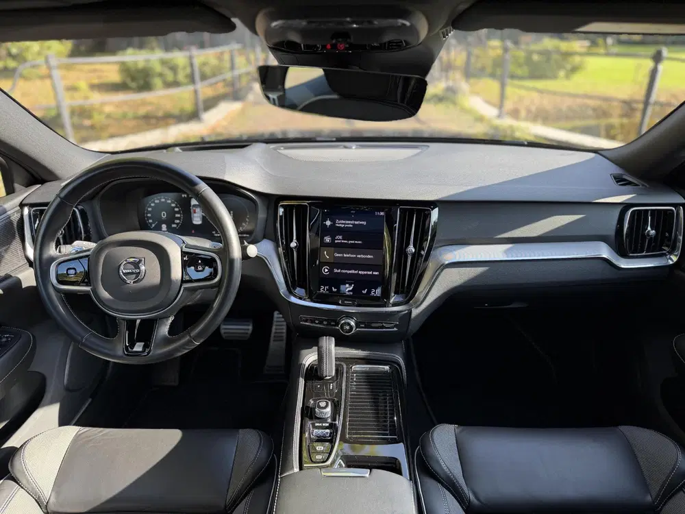 Volvo S60 2.0 T8 AWD Twin Engine R-Design uit 2020, foto 5