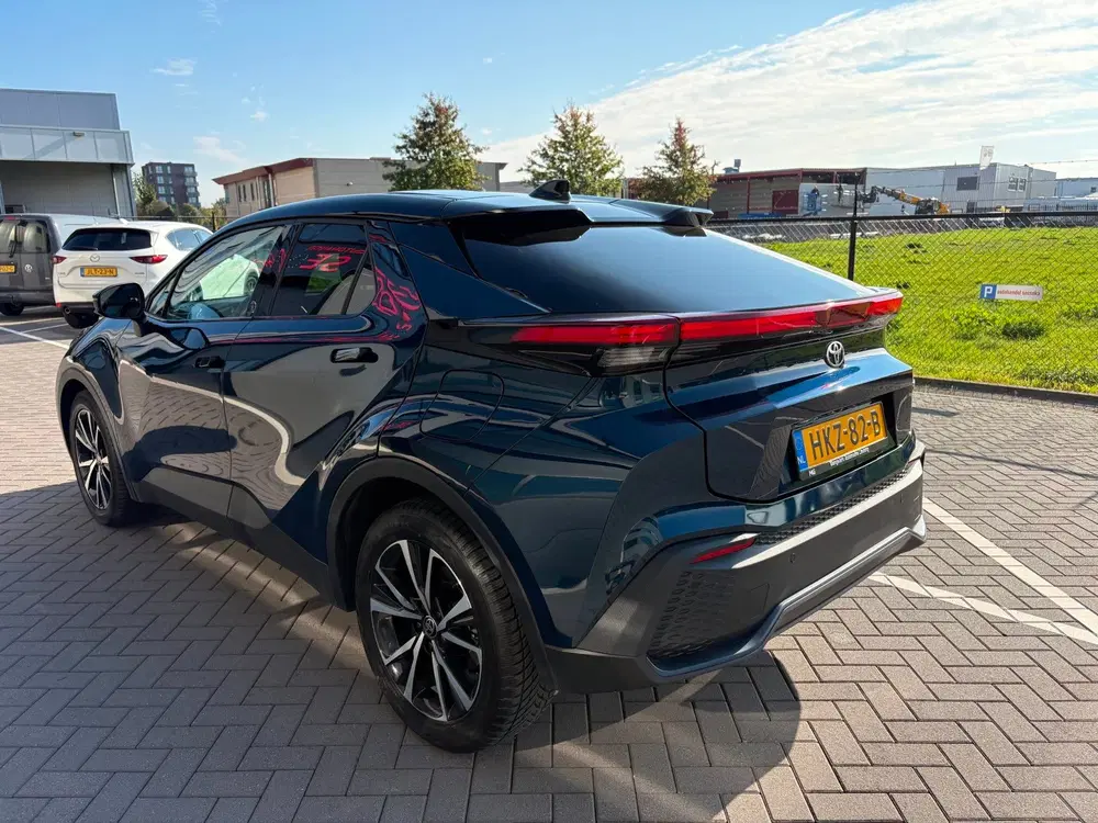 Toyota C-HR 1.8 Hybrid 140 Business Plus uit 2024, foto 2