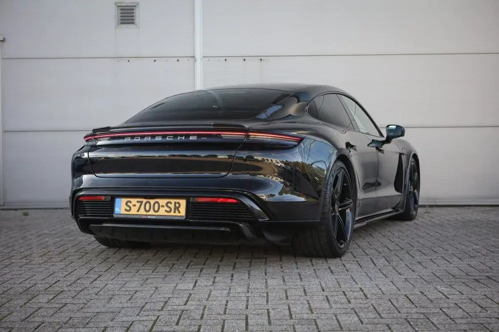 Porsche Taycan Turbo S uit 2020, foto 2