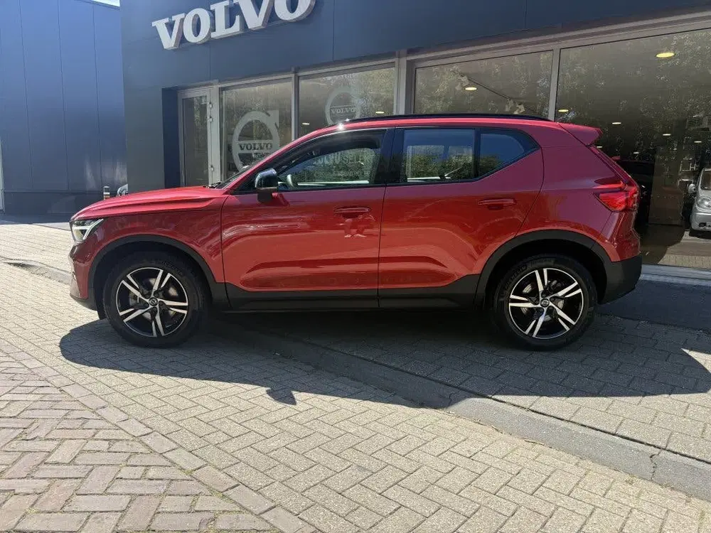 Volvo XC40 B4 Plus Dark uit 2024, foto 2