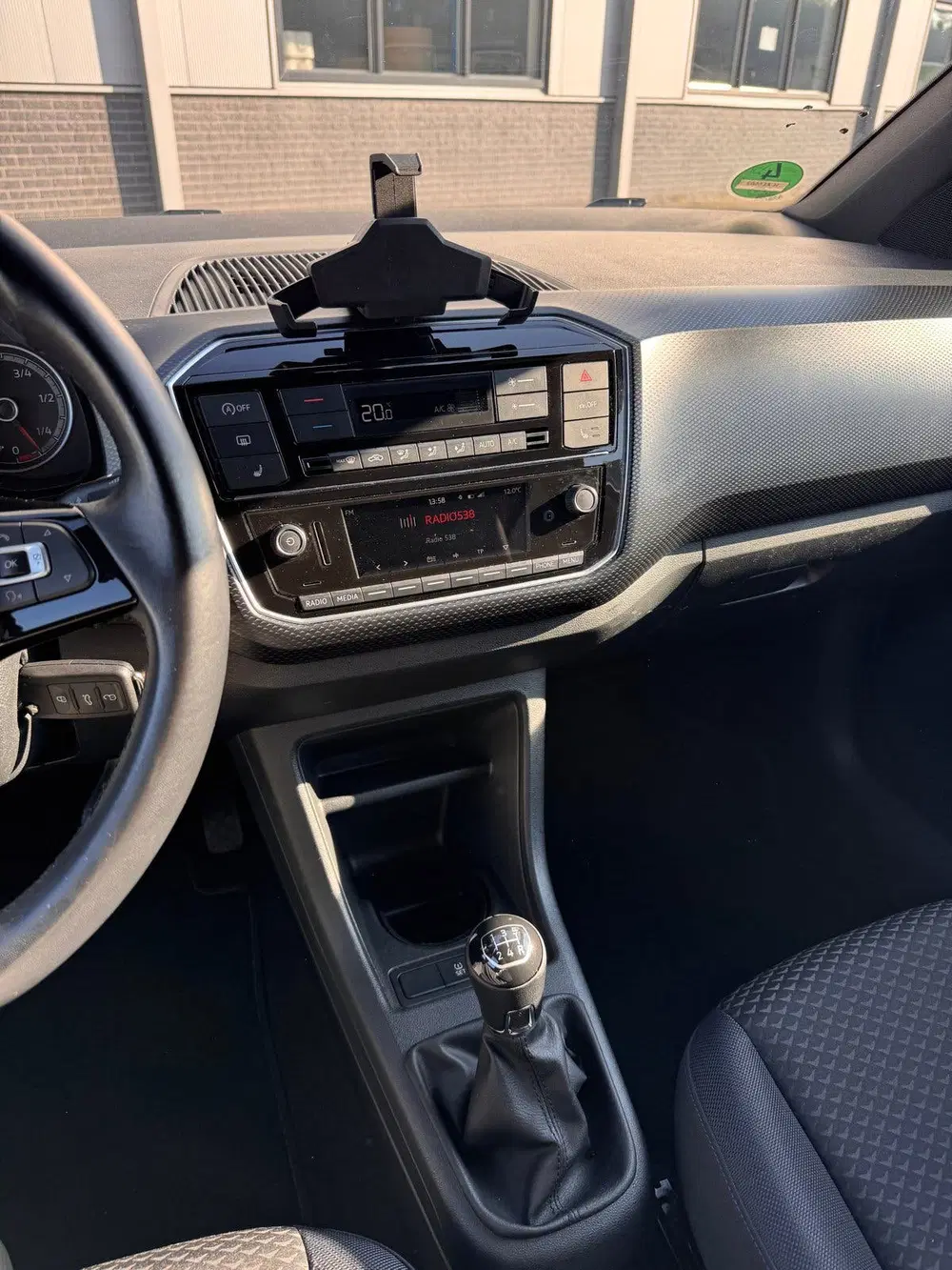 Volkswagen up! 1.0 60PK 5D BMT 2020 Zwart uit 2020, foto 10