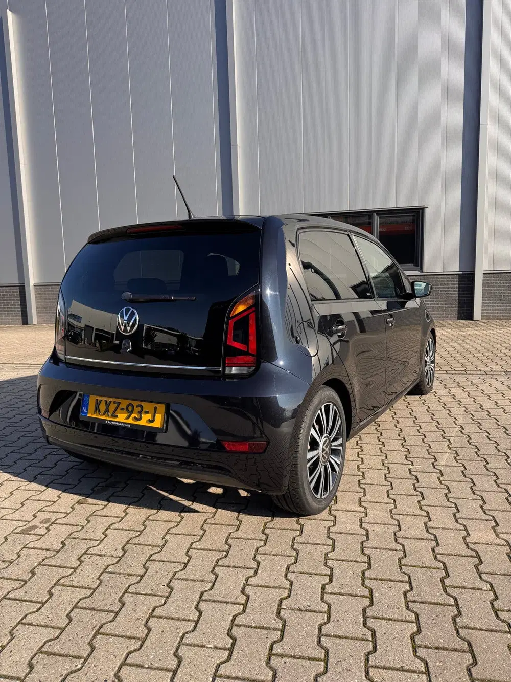 Volkswagen up! 1.0 60PK 5D BMT 2020 Zwart uit 2020, foto 2