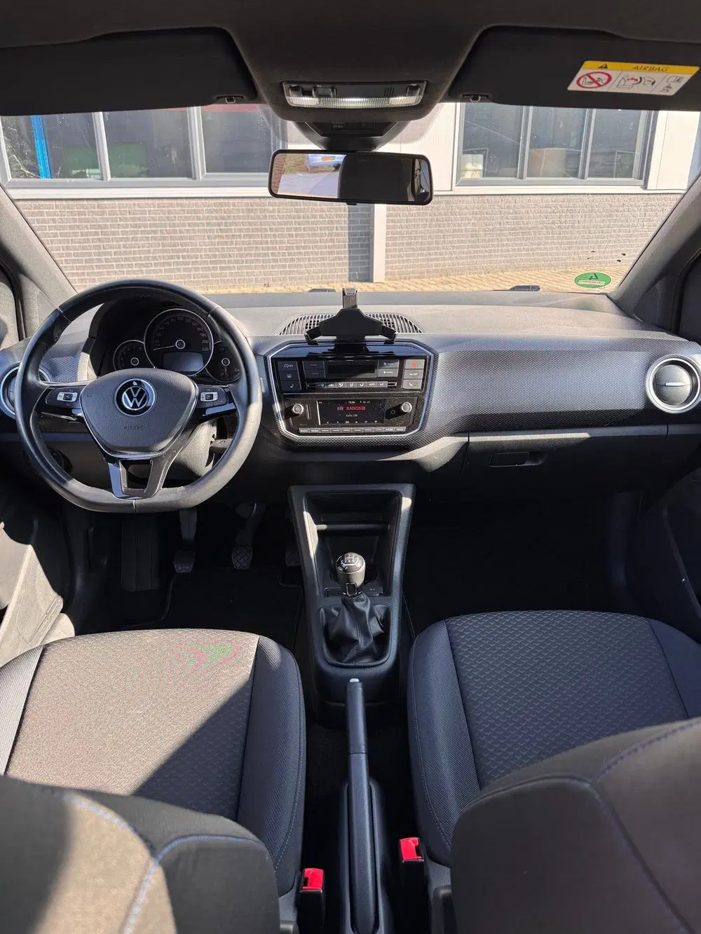 Volkswagen up! 1.0 60PK 5D BMT 2020 Zwart uit 2020, foto 3