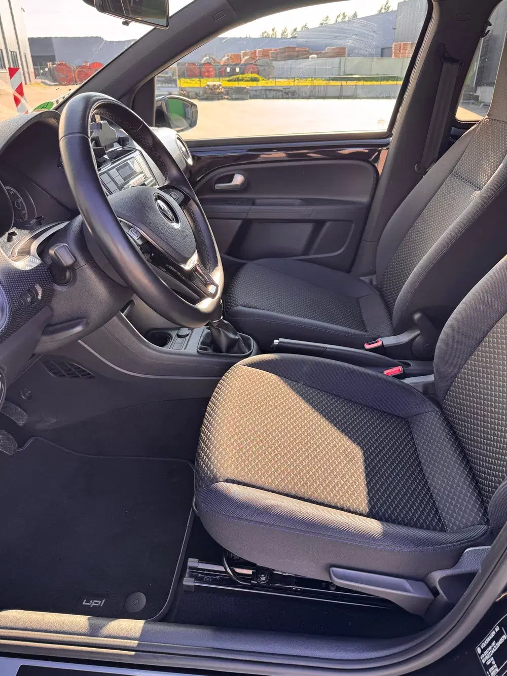 Volkswagen up! 1.0 60PK 5D BMT 2020 Zwart uit 2020, foto 4