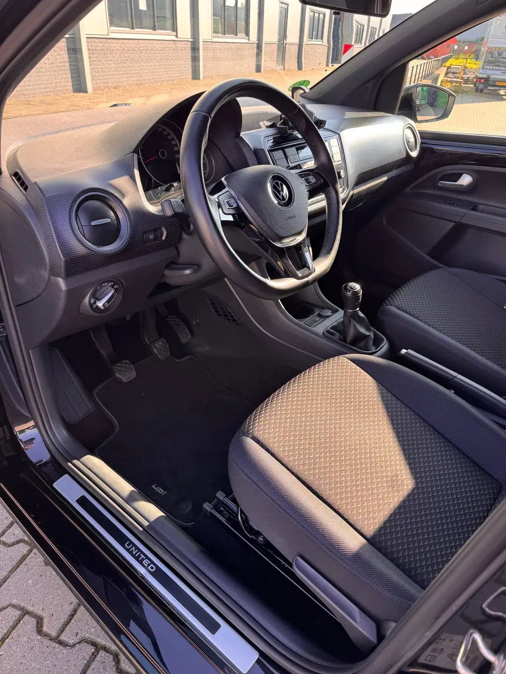 Volkswagen up! 1.0 60PK 5D BMT 2020 Zwart uit 2020, foto 5