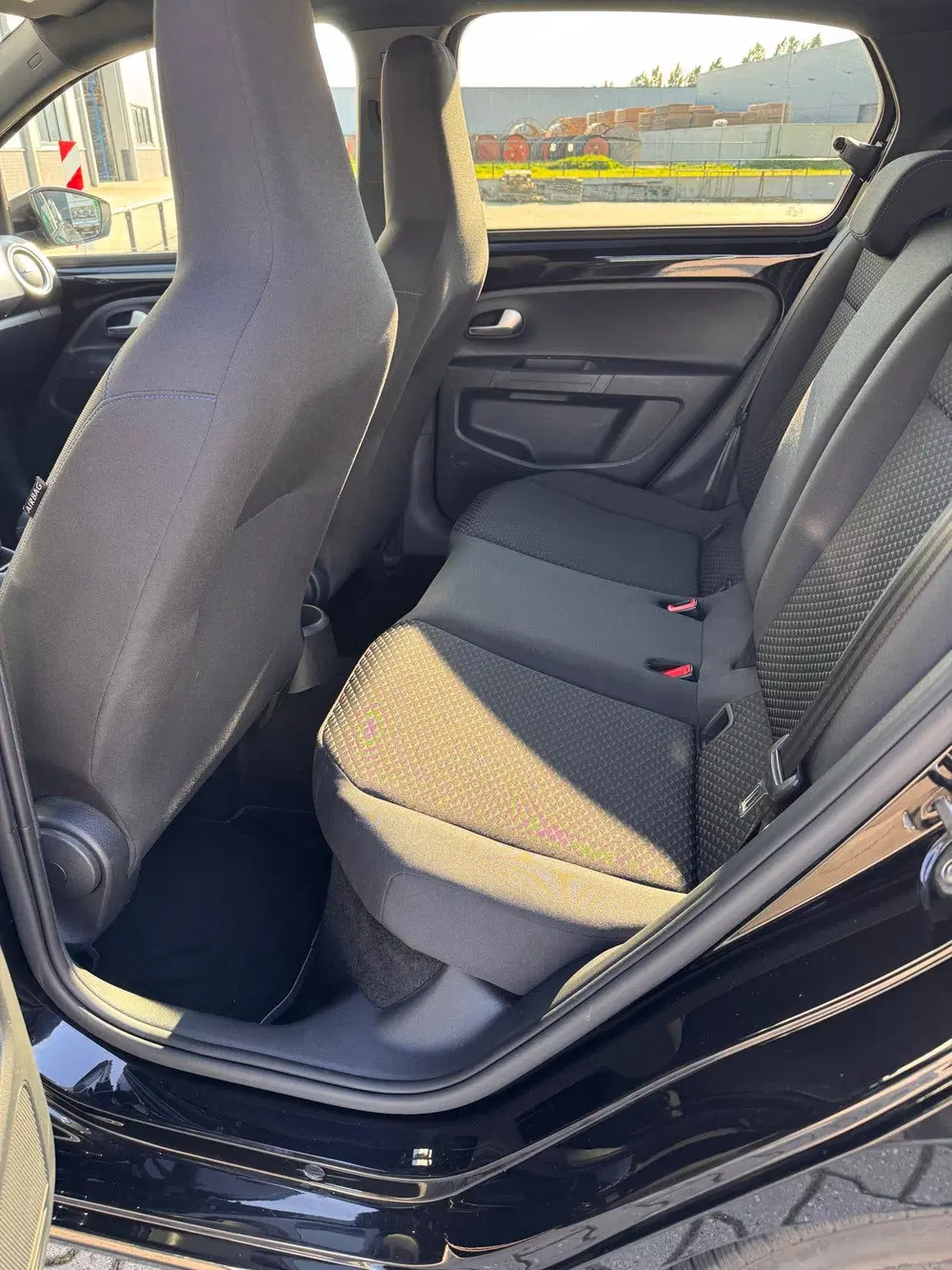 Volkswagen up! 1.0 60PK 5D BMT 2020 Zwart uit 2020, foto 6