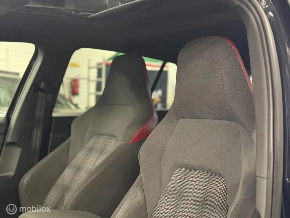 Volkswagen Golf 2.0 TSI GTI PANO uit 2020, foto 12