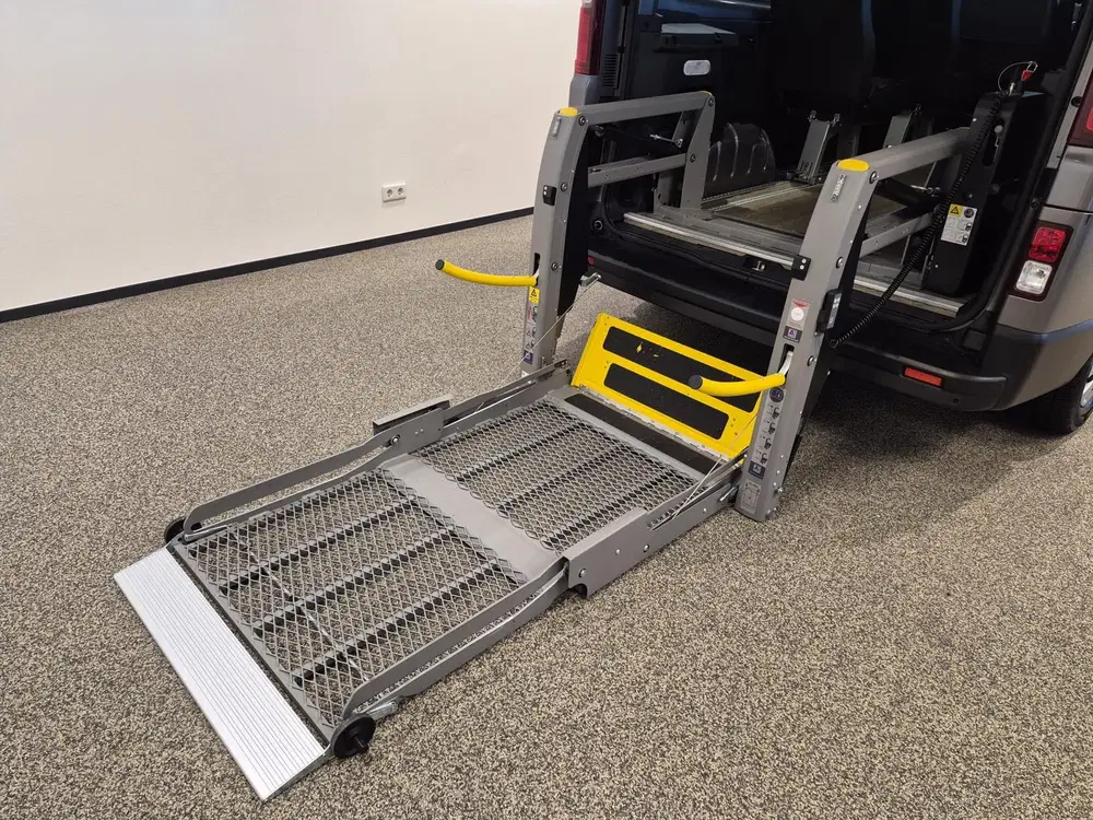 Renault Trafic L2H1 Rolstoelbus Groepsvervoer 5+2 uit 2020, foto 6