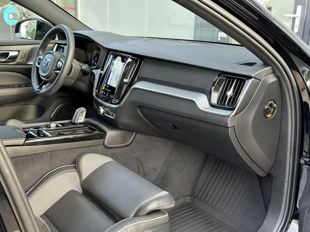 Volvo V60 2.0 T8 AWD R-Design 455PK Long Range Trekh uit 2022, foto 9